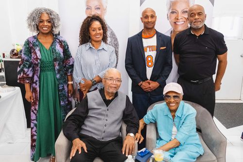 Dionne Warwick with hosts at Bergen American Furs & Fashion.
